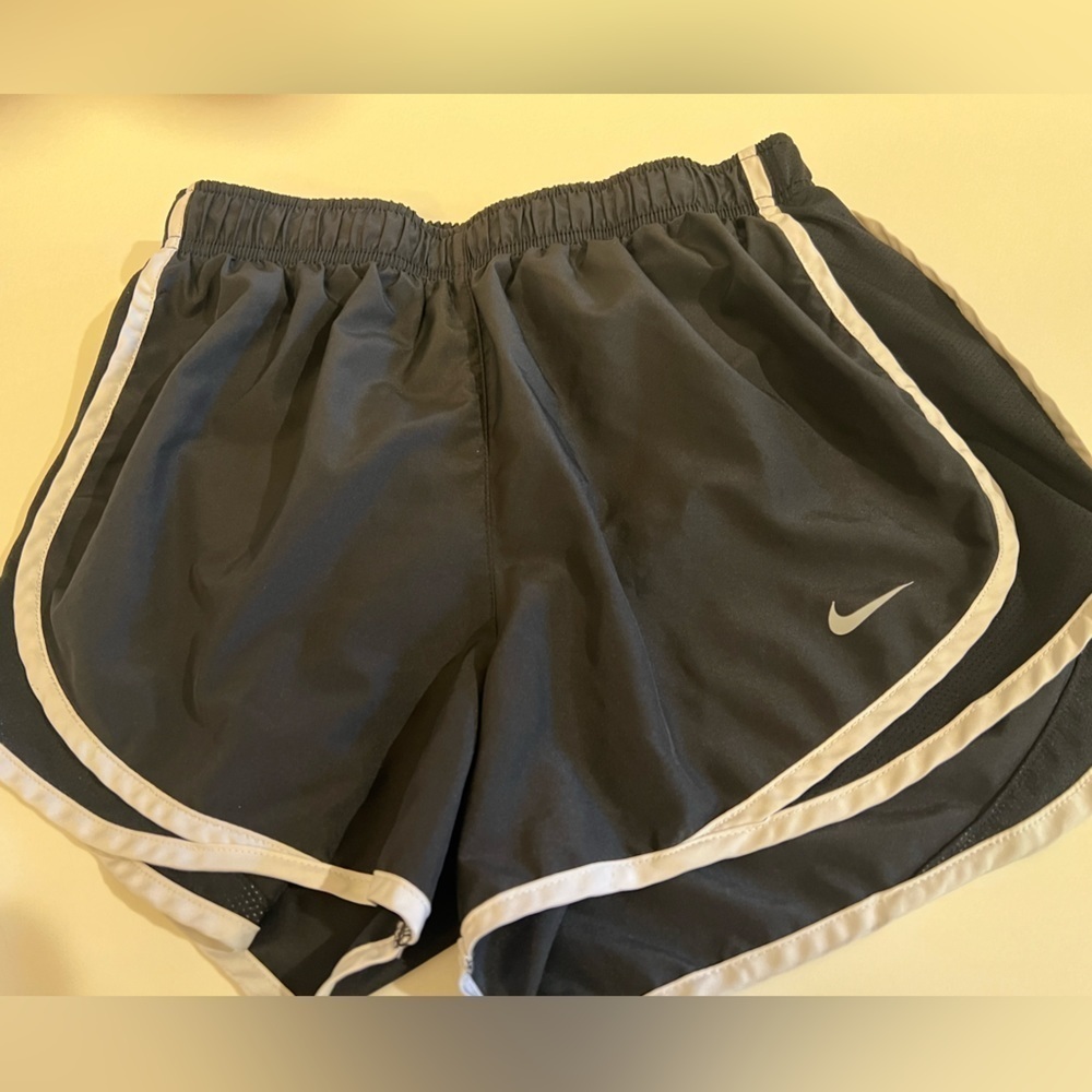 NIKE WOMEN’S BLACK AND WHITE RUNNING ATHLETIC SHORTS. SIZE. XS